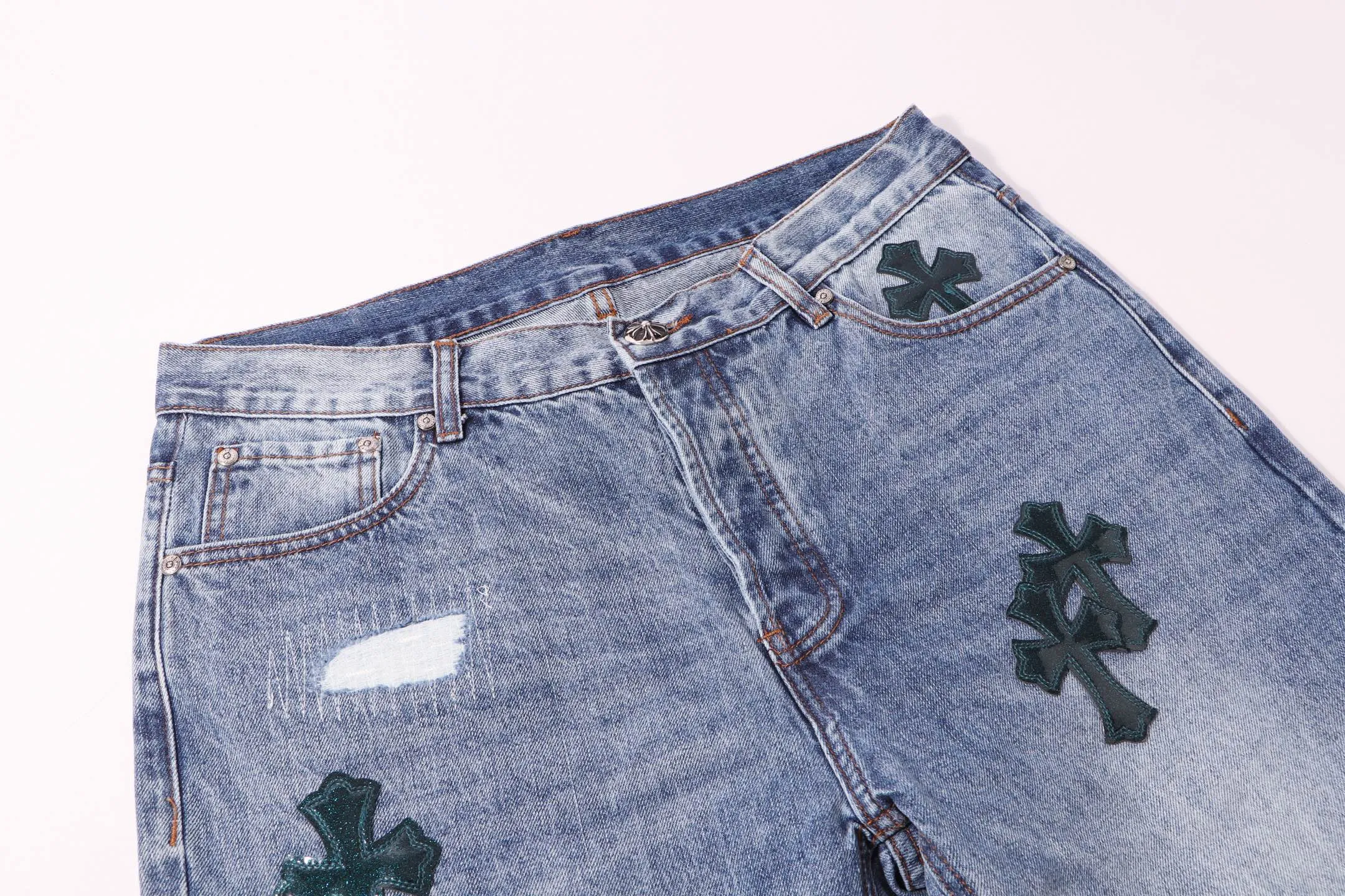 P290 💰 (top version) Croxin & 𝐂𝐡𝐫𝐨𝐦𝐞 𝐇𝐞𝐚𝐫𝐭 ss25 blue pants starry sky ripped button jeans. Styles with different wash textures are very friendly to people with thin legs. The slightly flared version perfectly modifies the leg shape. The timeless and moderate length makes it easy to match and match. It is the basis for various styles and is a must-have in your wardrobe! The fabric is stiff but also makes the upper body soft without losing texture. The washing process is even more perfect. It is a must-have item for everyone! ! ! Washed wheat, hang tag, pants label, complete with three labels Color: blue Size: 28-30-32-34-36 (corresponding to S-M-L-XL-XXL)